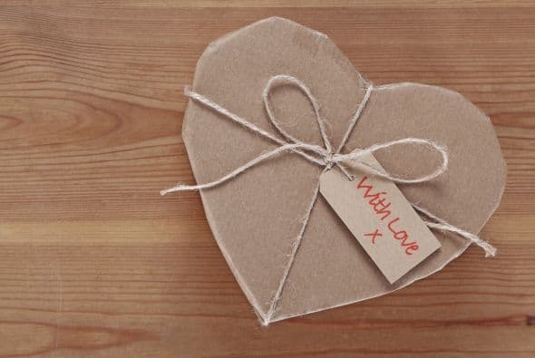 Cajas de corazón. Puedes comprar estas cajas de papel maché ya hechas y adornarlas con motivos de San Valentín, con ayuda de tus hijos. Después de decorarlas, llénenlas con regalos especiales para ese día.
