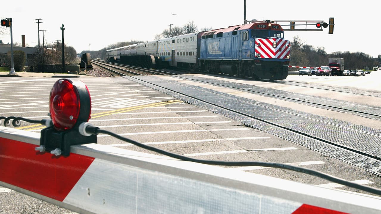 Identifican al conductor que murió tras choque con tren de Metra en Hainesville