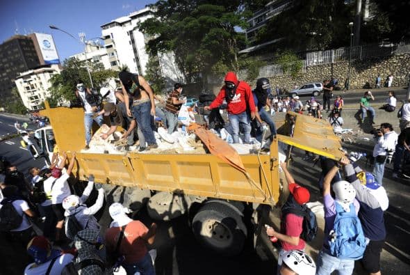 Los estudiantes se valían de cualquier material para formar barricadas.