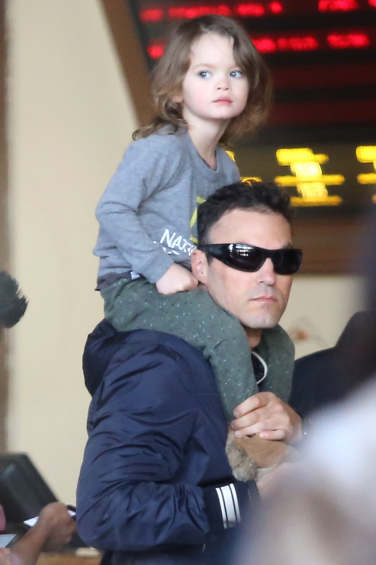 Brian cuidó del nene cada segundo de la salida familiar.