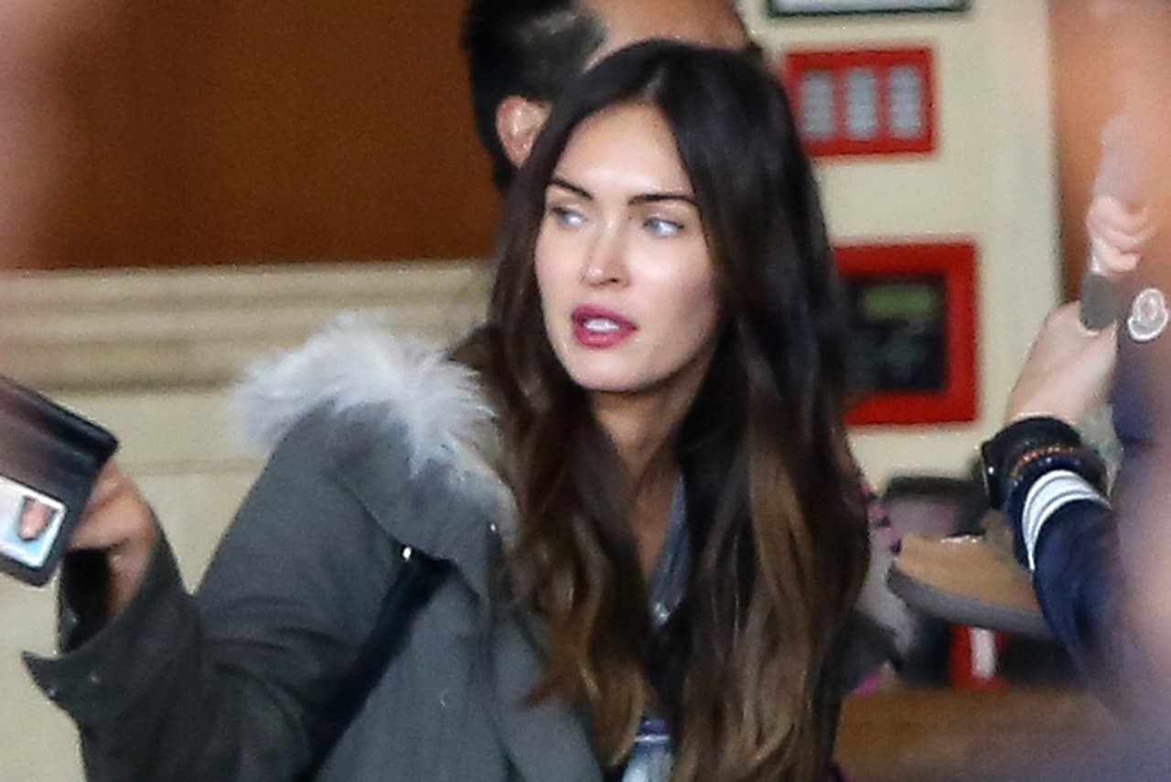 Megan estuvo mirando hacia afuera minutos antes de salir para ver si las cámaras seguían allí.