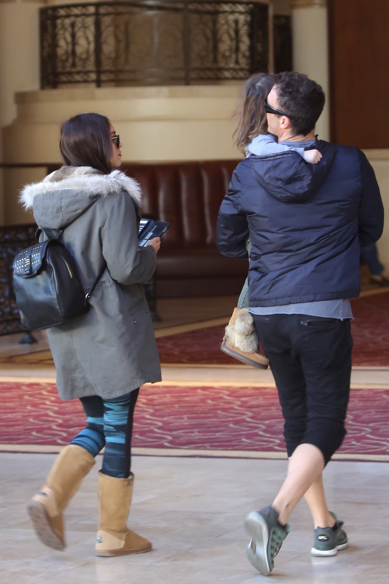 Sin embargo en ningún momento el actor le tomó la mano a Fox ya que tenía las manos muy ocupadas cargando al pequeño Noah.