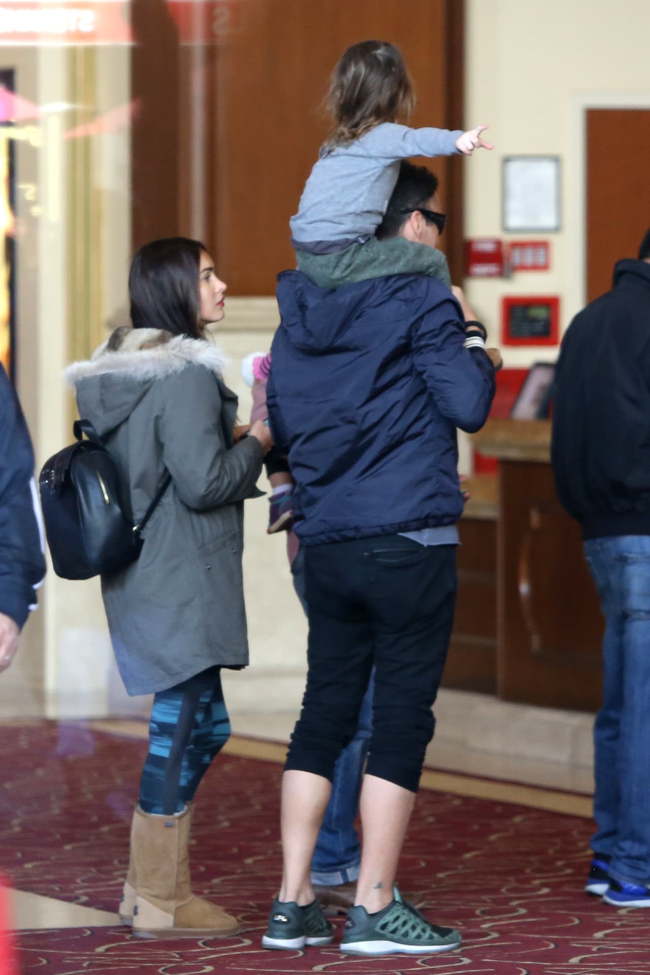 Brian Austin Green, su aún esposo, cargó a Noah todo el tiempo mientras decidían qué película ver.