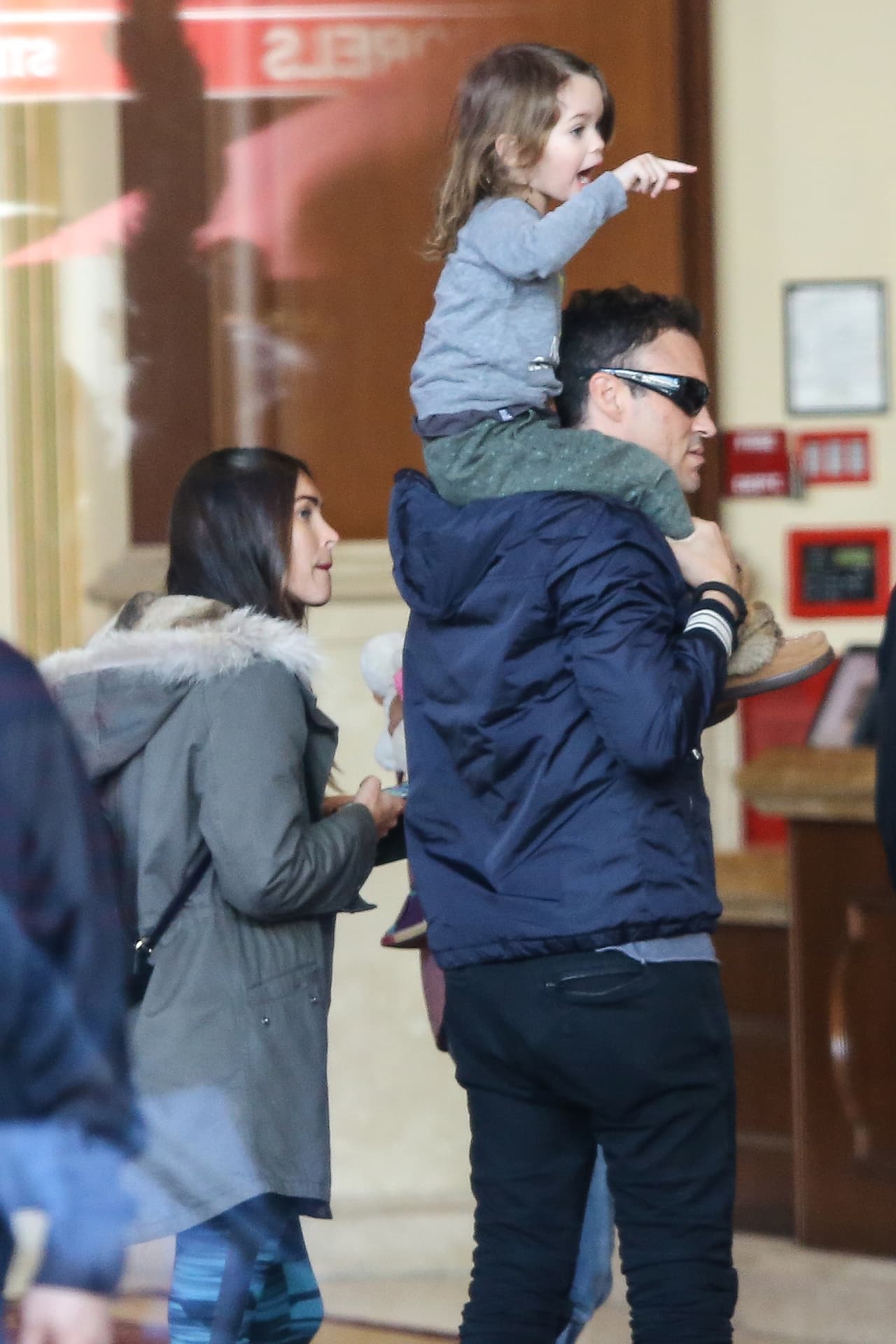 Él les señalaba a los actores la película que quería ver.