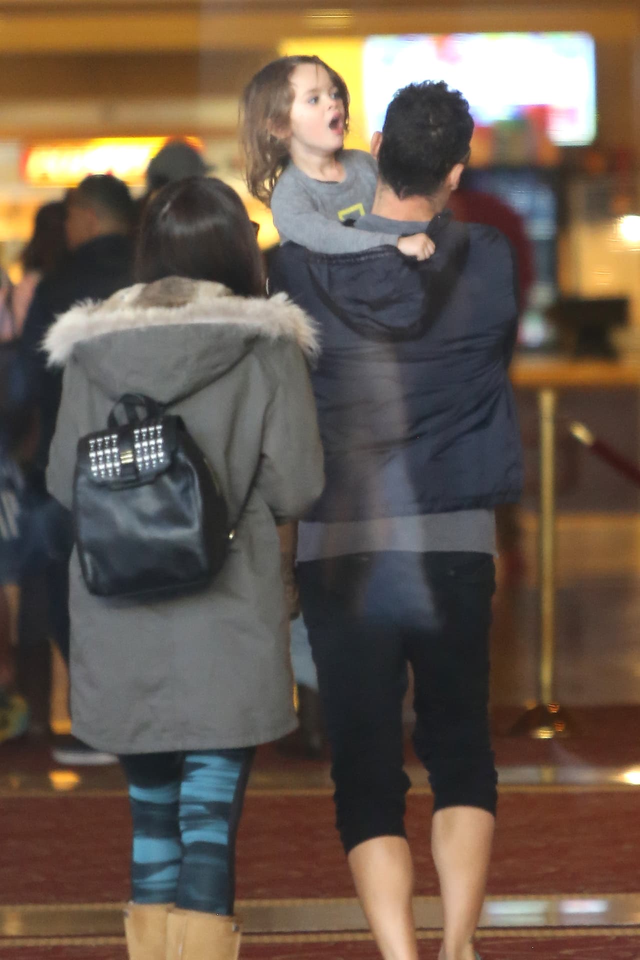 El pequeño parecía divertido mientras gritaba en la fila de la taquilla.