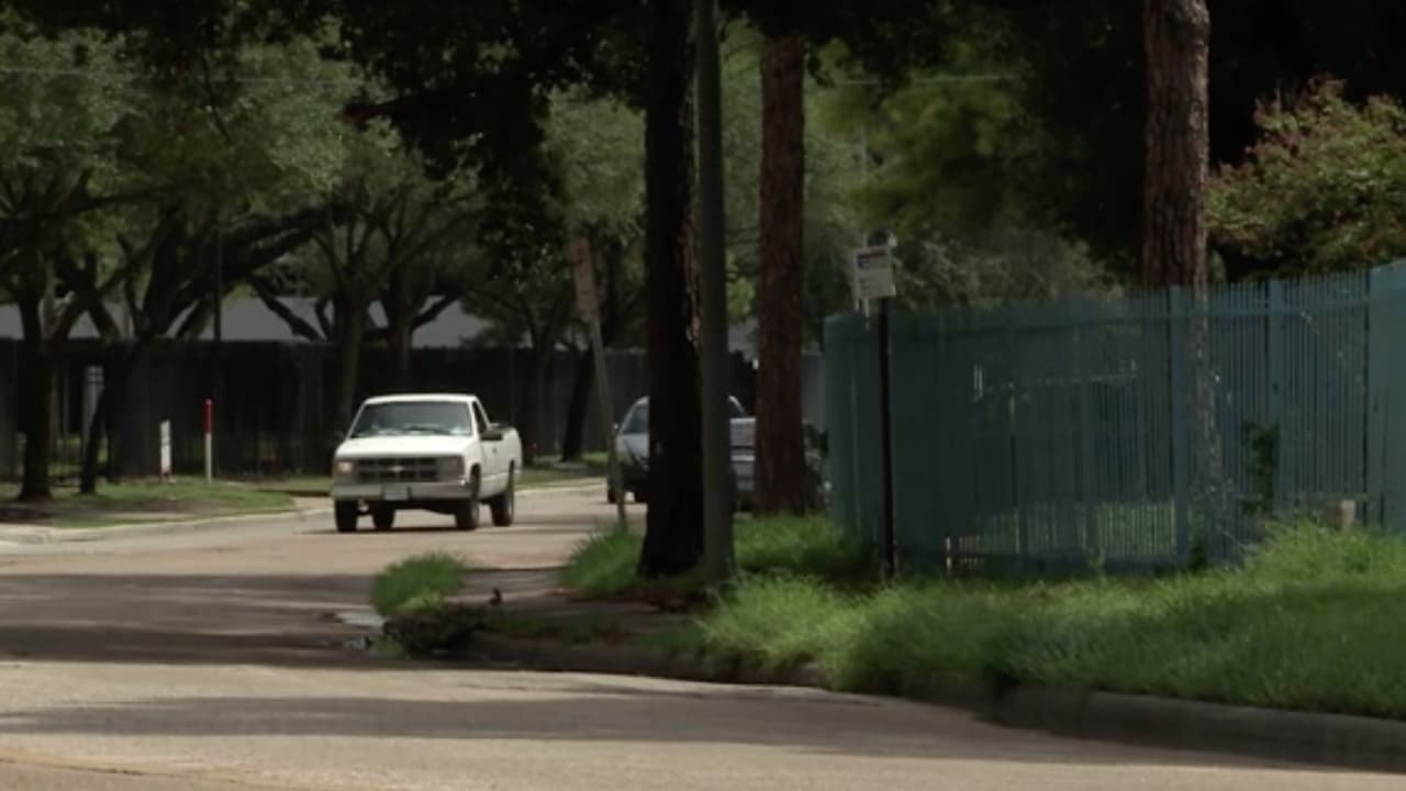 Texas ofrece muchos recursos para reportar algún abuso o violencia familiar. 
<br>
<br>El Departamento de Servicios para la Familia y de Protección ofrece un número de teléfono y una página web para denunciar cuando haya abuso de menores: 
<b>1-800-252-5400 y <a href="https://www.txabusehotline.org/">Texas Abuse Hotline.</a></b>