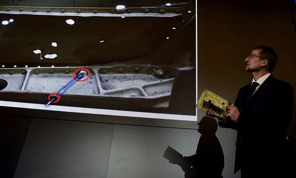 Los familiares guardaron un silencio sepulcral mientras el presidente de la Junta de Seguridad holandesa, Tjibbe Joustra, explicó las conclusiones.