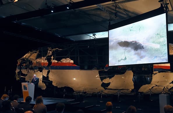 El primer ministro ucraniano, Arseni Yatseniuk, aseguró este martes que la catástrofe del vuelo MH17 fue resultado de "una operación de los servicios secretos rusos".