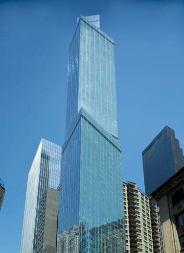 Bomberos rescatan a limpiadores de ventana atrapados afuera del piso 65