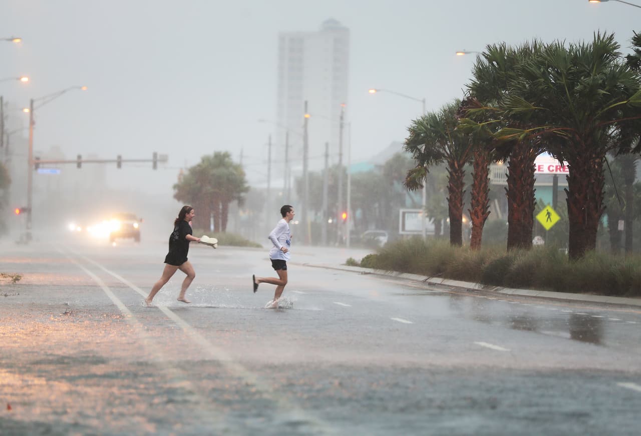 La lluvia comenzó a intensificarse a lo largo de la autopista I-10 que corre paralela a la costa y pasa por Louisiana, Mississippi, Alabama y Florida. 
<b>Muchos negocios a lo largo de la autopista cerraron y mensajes en paneles electrónicos en la autopista avisan la proximidad del huracán.</b> En Gulfport, Mississippi, numerosas gasolineras se quedaron sin gasolina.