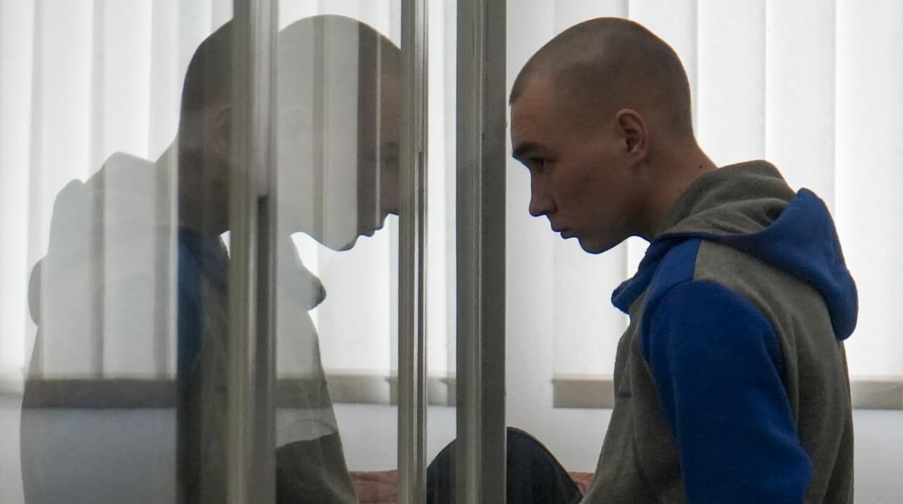 Video: Vadim Shishimarin, de 21 años, disparó mortalmente a un civil desarmado el pasado 18 de febrero al este de Kiev y tras un juicio fue condenado a cadena perpetua por un crimen de guerra en Ucrania. 
<a href="https://www.univision.com/noticias/mundo/condenado-cadena-perpetua-primer-soldado-ruso-ucrania-crimenes-guerra">Sigue las últimas noticias de la guerra en Ucrania en Univision</a>.