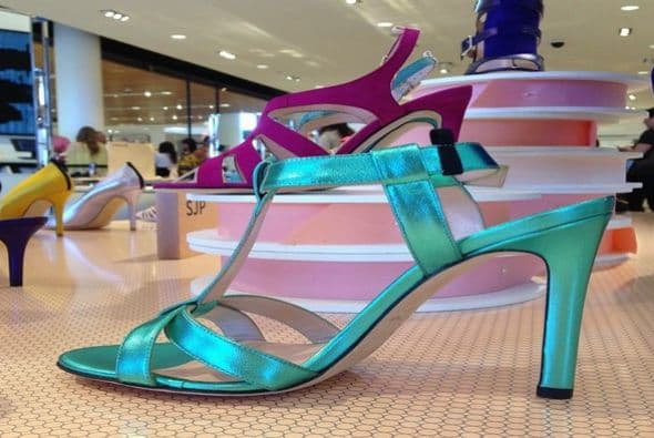 La línea es muy colorida inspirada tanto en Puerto Rico como en su famoso personaje de Carrie Bradshaw en la famosa serie "The Sex and the City" (fotos: Twitter)