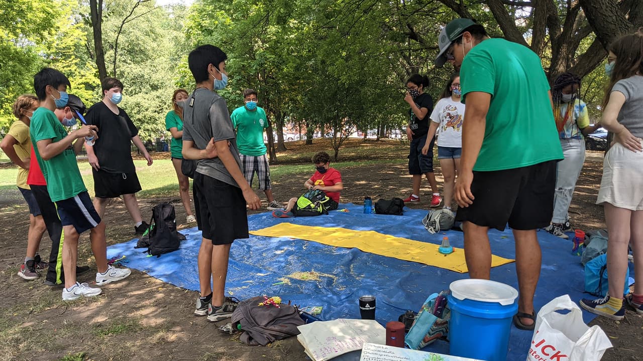 <b>Distrito de Parques de Chicago</b>
<br>El 
<b>Distrito de Parques de Chicago </b>tiene varias 
<b>opciones para niños y jóvenes</b>. Desde 
<b>campamentos hasta opciones de trabajo</b> se ofrecen en estos espacios. 
<br>Aquí puedes consultar las 
<a href="https://anc.apm.activecommunities.com/chicagoparkdistrict/activity/search?onlineSiteId=0&locale=en-US&days_of_week=0000000&activity_select_param=2&season_ids=61&activity_keyword=Camp&viewMode=list" target="_blank">opciones de campamentos</a> y aquí 
<a href="https://www.chicagoparkdistrict.com/JOBS" target="_blank">las de trabajos</a> que están disponibles. 
<br>