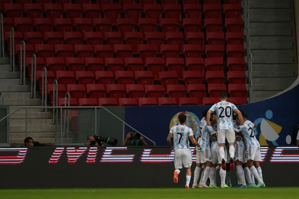 Con gran testarazo de Guido Rodríguez, Argentina logra vencer 1-0 a Urguay y comparten el liderato del grupo A junto a Chile.
