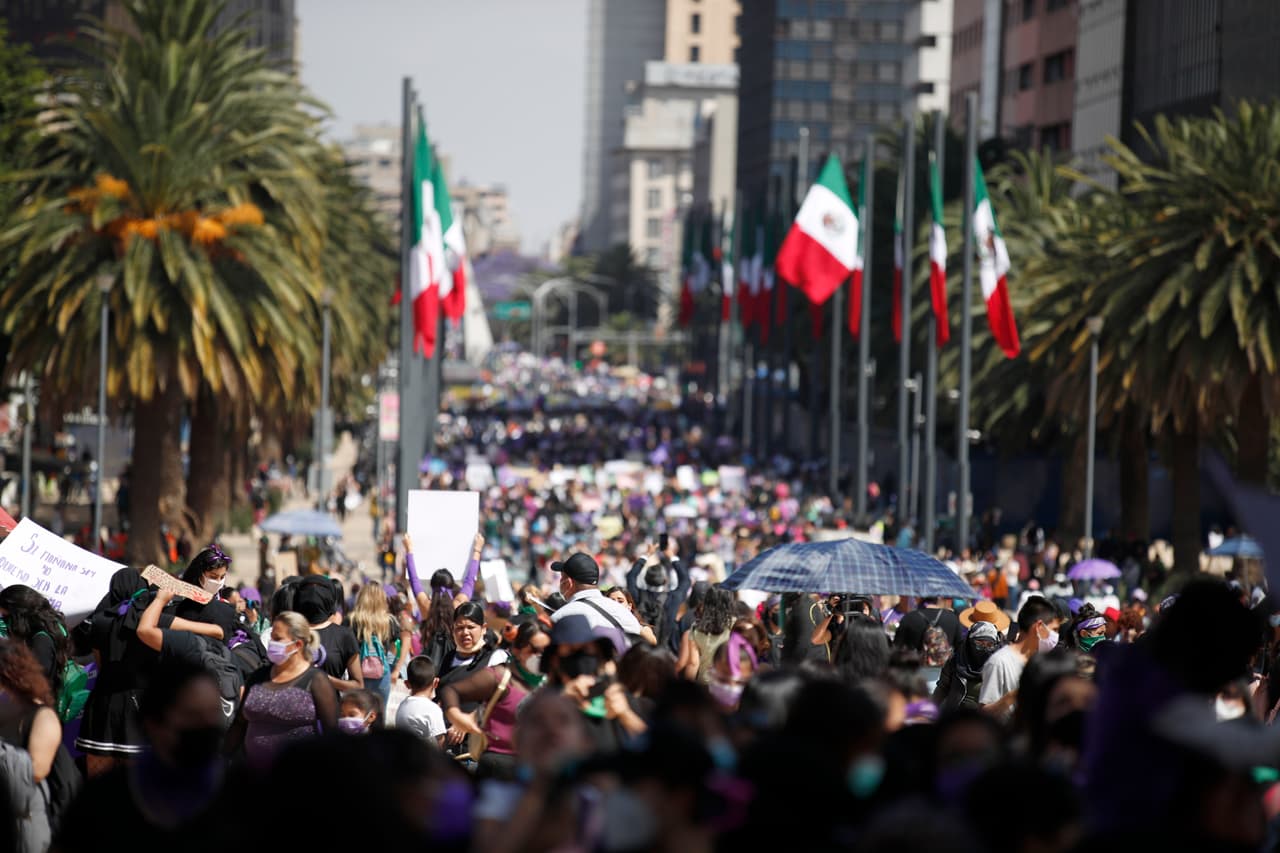 Así lució la marha que salió del Monumento a la Revolución con rumbo al Zócalo de la Ciudad de México.