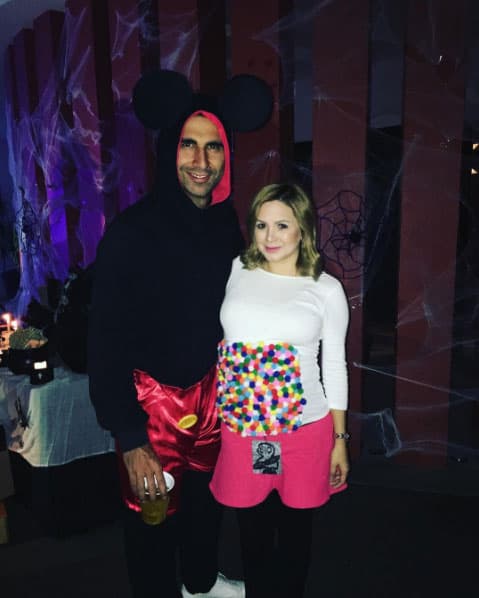 Su pancita no fue pretexto para seguir divirtiéndose, como aquí donde se disfrazó de máquina de goma de mascar.