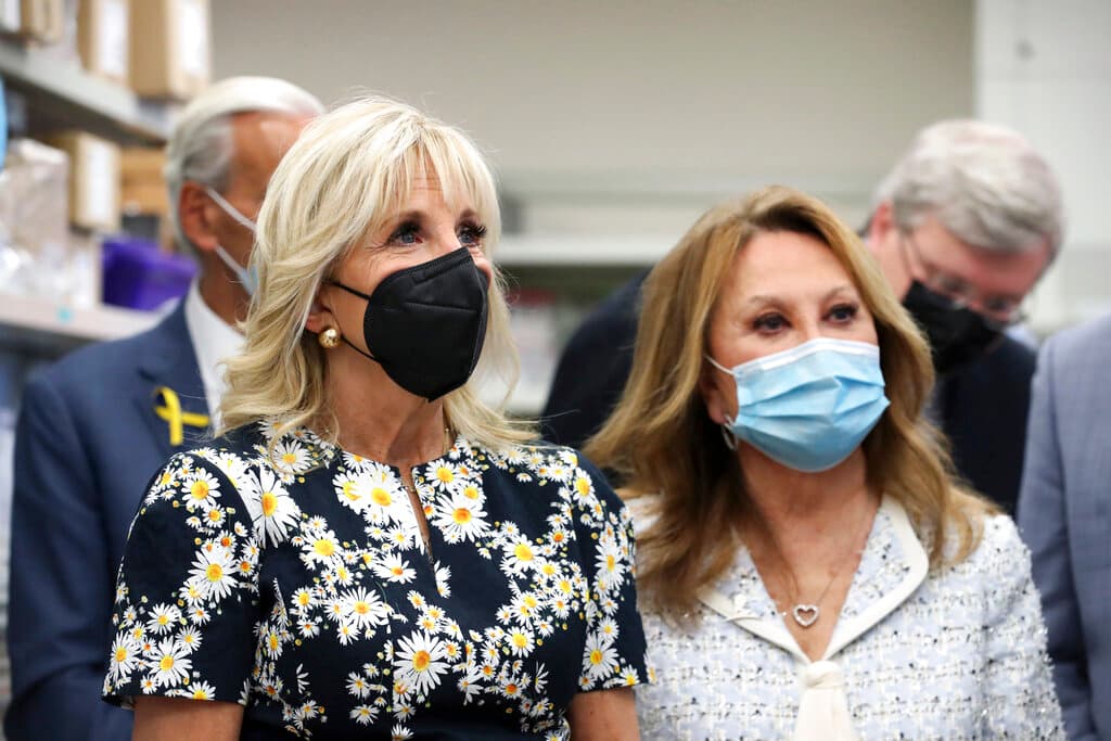 La primera dama Jill Biden visita el laboratorio de tumores cerebrales pediátricos en St. Jude Children's Research Hospital el viernes 25 de marzo de 2022 en Memphis, Tennessee.