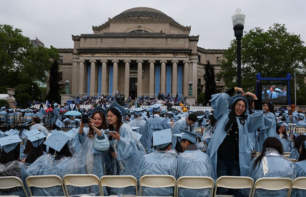Aproximadamente 16,000 estudiantes recibieron su diploma en el evento, que contó con cerca de 25,000 personas invitadas, en el campus principal de 
<b>la Universidad de Columbia</b>, situada en la zona de Morningside Heights, en Manhattan.