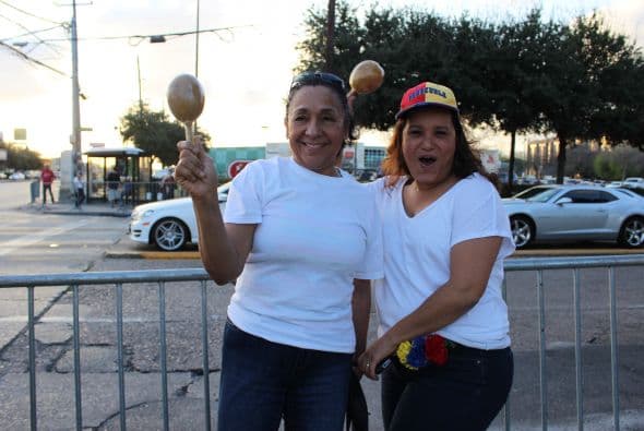 A cantos y gritos pidieron paz y libertad en la calle Westheimer, una de las más transitadas de Houston. 