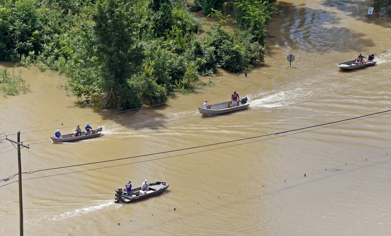 Botes transitan la autopista 431 en el área de Ascension Parish, al sur de Baton Rouge.