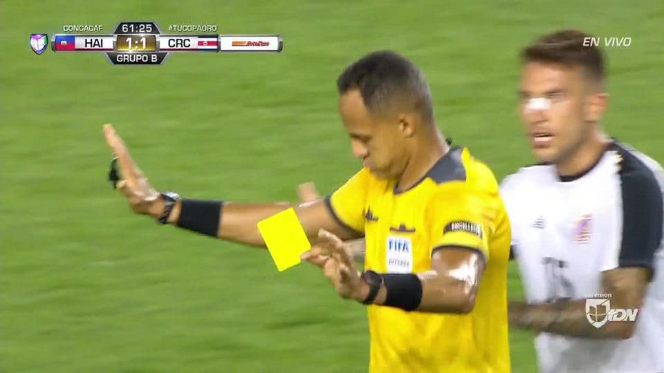 Tarjeta amarilla. El árbitro amonesta a Jonel Desire de Haiti