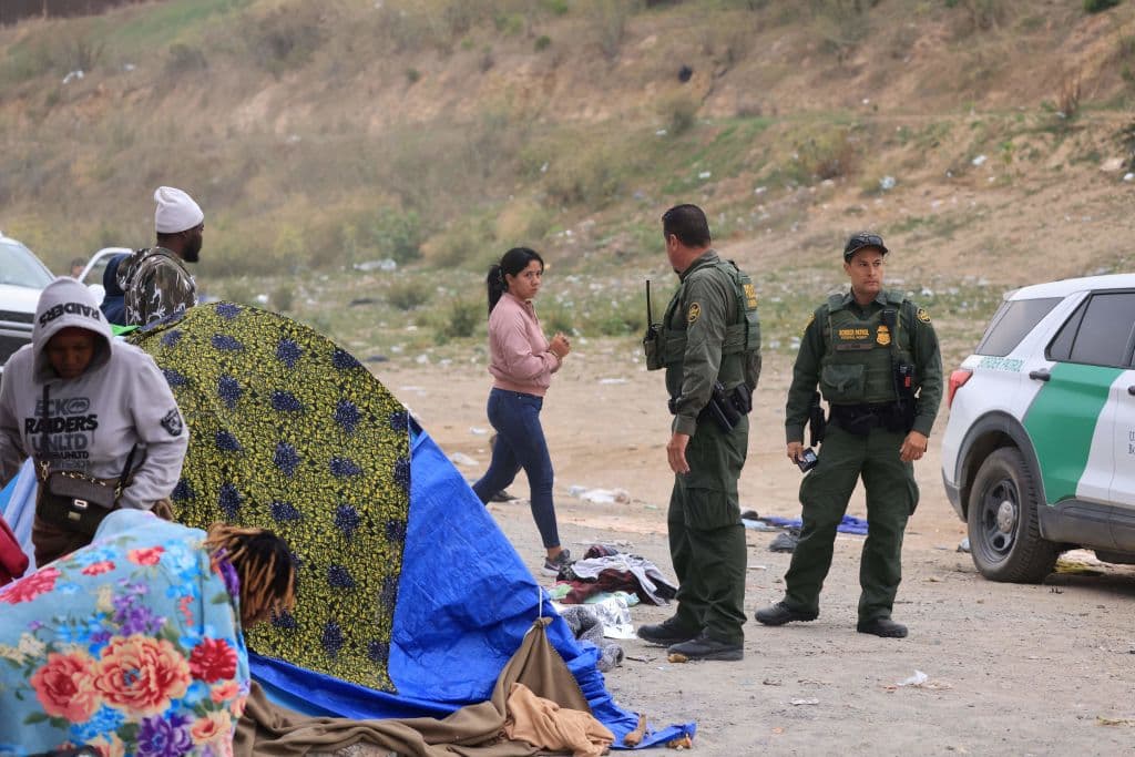 De 11:00 de la noche a 5:00 de la mañana, los migrantes que tengan el grillete no podrán salir del lugar donde estén esperando en EEUU la respuesta a su petición de asilo.