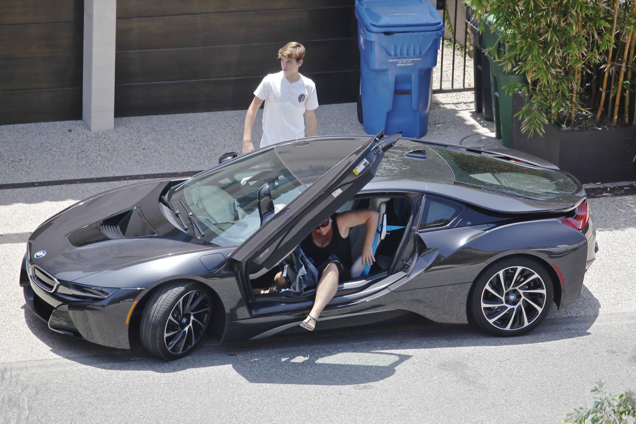 ¡El actor deberá poner atención en enseñar a su familia a bajar de un auto deportivo!