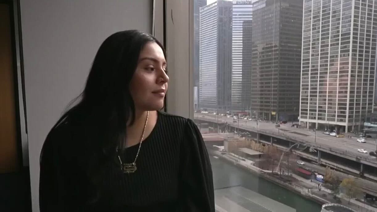 Jueza ordena revelar mensajes e imágenes del agente de ICE que disparó cinco veces a Marimar Martínez