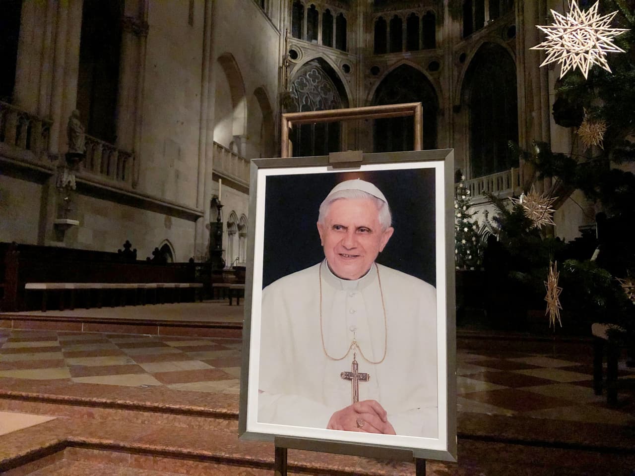 Tras su retiro, el papa Benedicto XVI pasó sus últimos años en una vida discreta y "dedicada a la reflexión y oración", de acuerdo con los medios oficiales de El Vaticano.