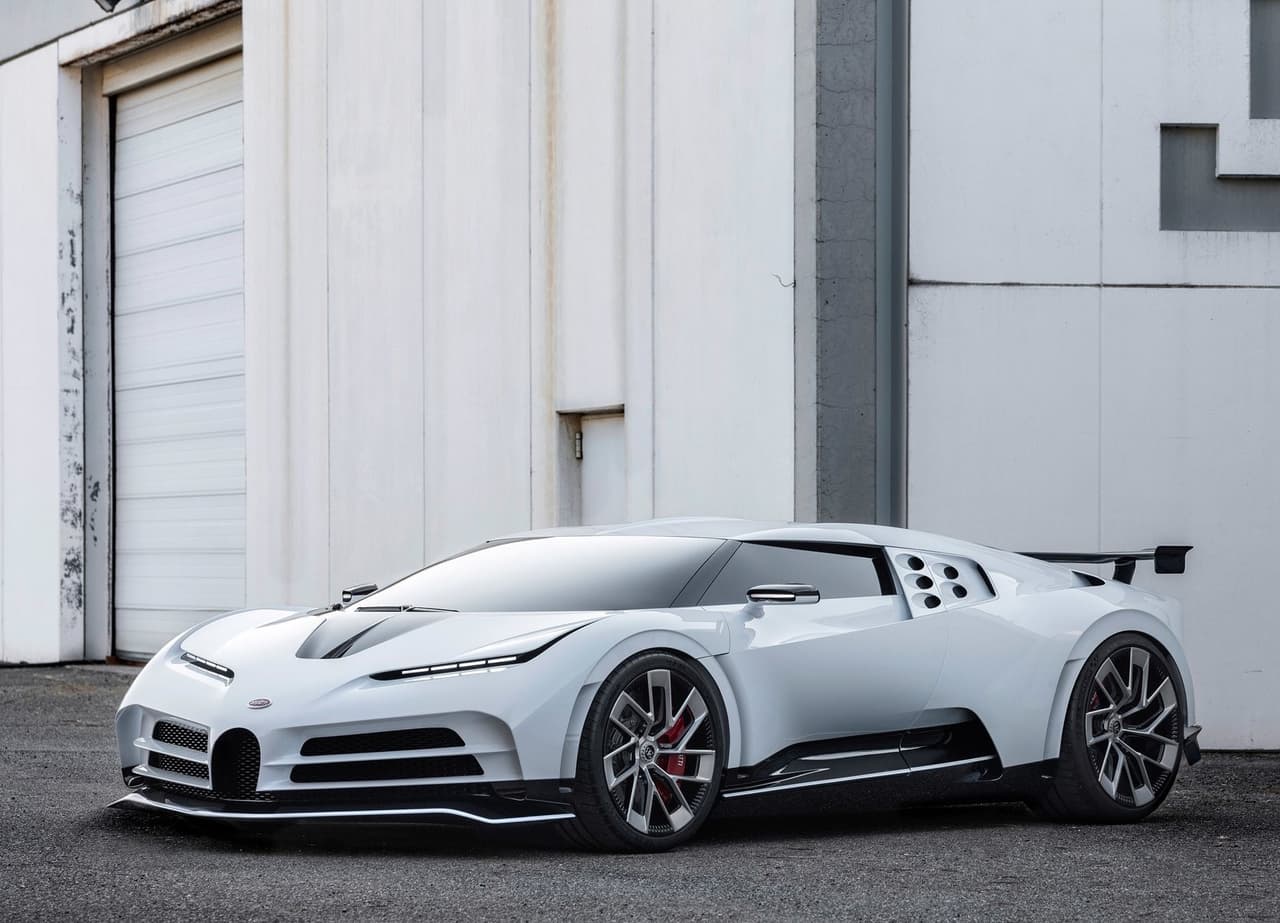 <h3 class="cms-H3-H3"><b>Bugatti Centodieci - 1,600 caballos de fuerza</b></h3>
<br>
<br>Bugatti celebró 110 años de historia con este hiperdeportivo de $8.9 millones. El exótico, del cual únicamente se producirán 10 unidades, toma por base al actual Bugatti Chiron, pero rinde homenaje al EB110 de los años 90. Monta el mismo W16 de 8.10 litros y cuatro turbos que llevan sus hermanos Chiron, Divo y La Voiture Noire, con la diferencia que en esta exclusiva edición es capaz de generar 1,600 HP a 7,000 rpm. 
<br>