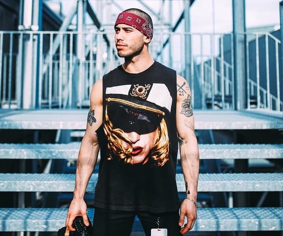 Aunque se ve un chico rudo, dicen que siempre está al pendiente de ella y no la descuida por nada.