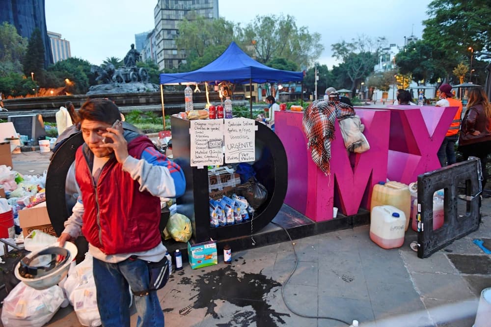 Campamento improvisado para auxiliar a los rescatistas en las famosas letras de CDMX.