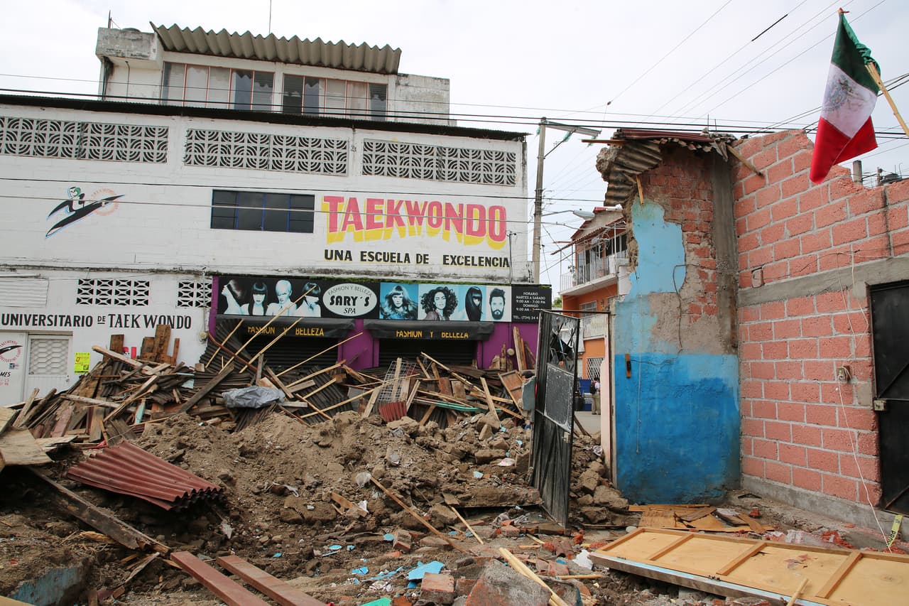 Los escombros se acumulan en las calles; algunas de ellas, cerradas ante el posible desplome de más estructuras.