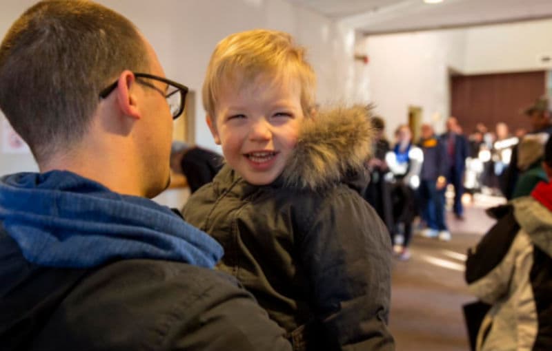 El periodista Robin Lubbock captó este momento en el que padre e hijo comparten la experiencia de ir a votar