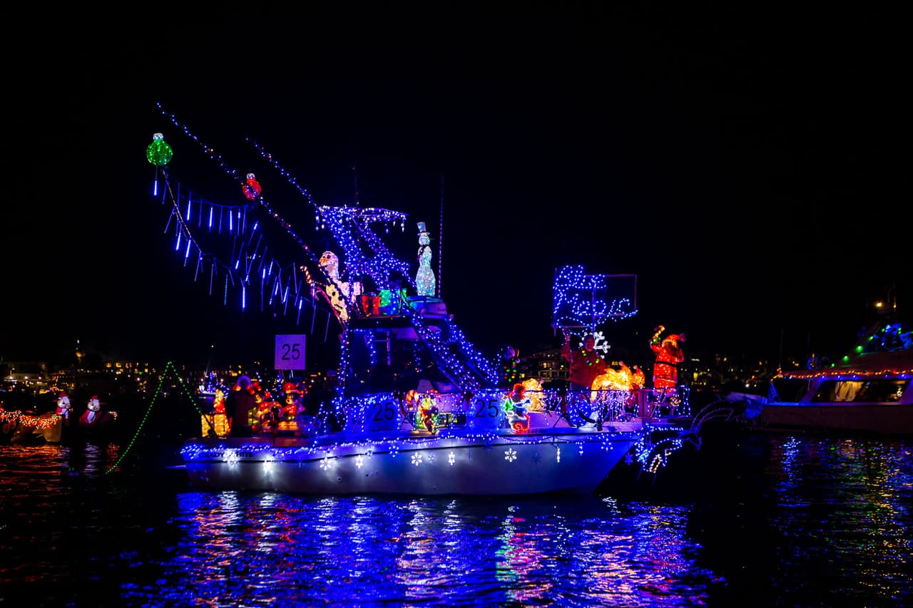 <b>Marina del Rey Boat Parade</b>
<br>Regresa a Marina del Rey, el fastuoso desfile de botes con decoraciones de Navidad el sábado 11 de diciembre.
<br>
<br>5:55 pm – 6:00 pm Show de fuegos artificiales
<br>6:00 pm – 8:00 pm Holiday Boat Parade
<br>