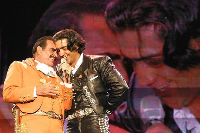 Fue así como el dueto realizado entre padre e hijo sería un éxito rotundo que quedó en la memoria de todos sus seguidores.