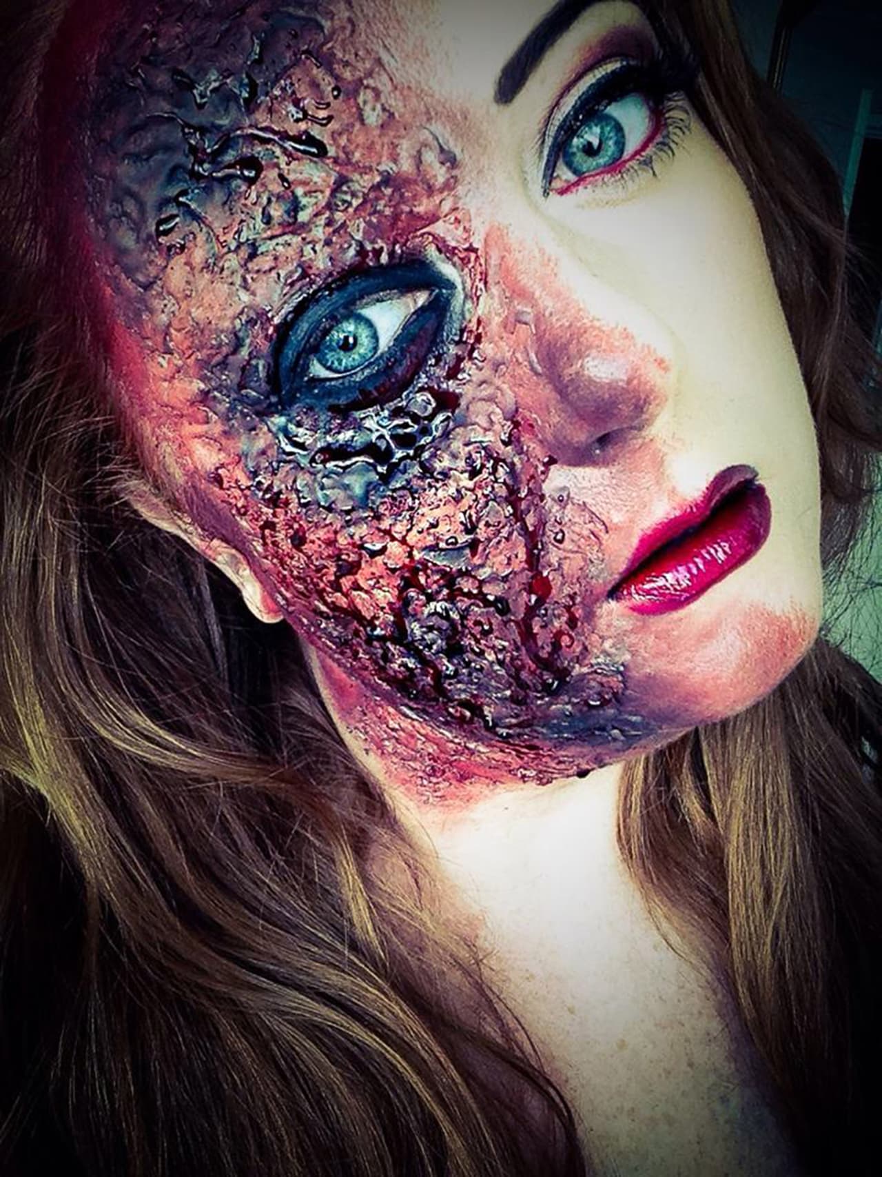 En realidad, son personas con efectos especiales sobre el rostro.