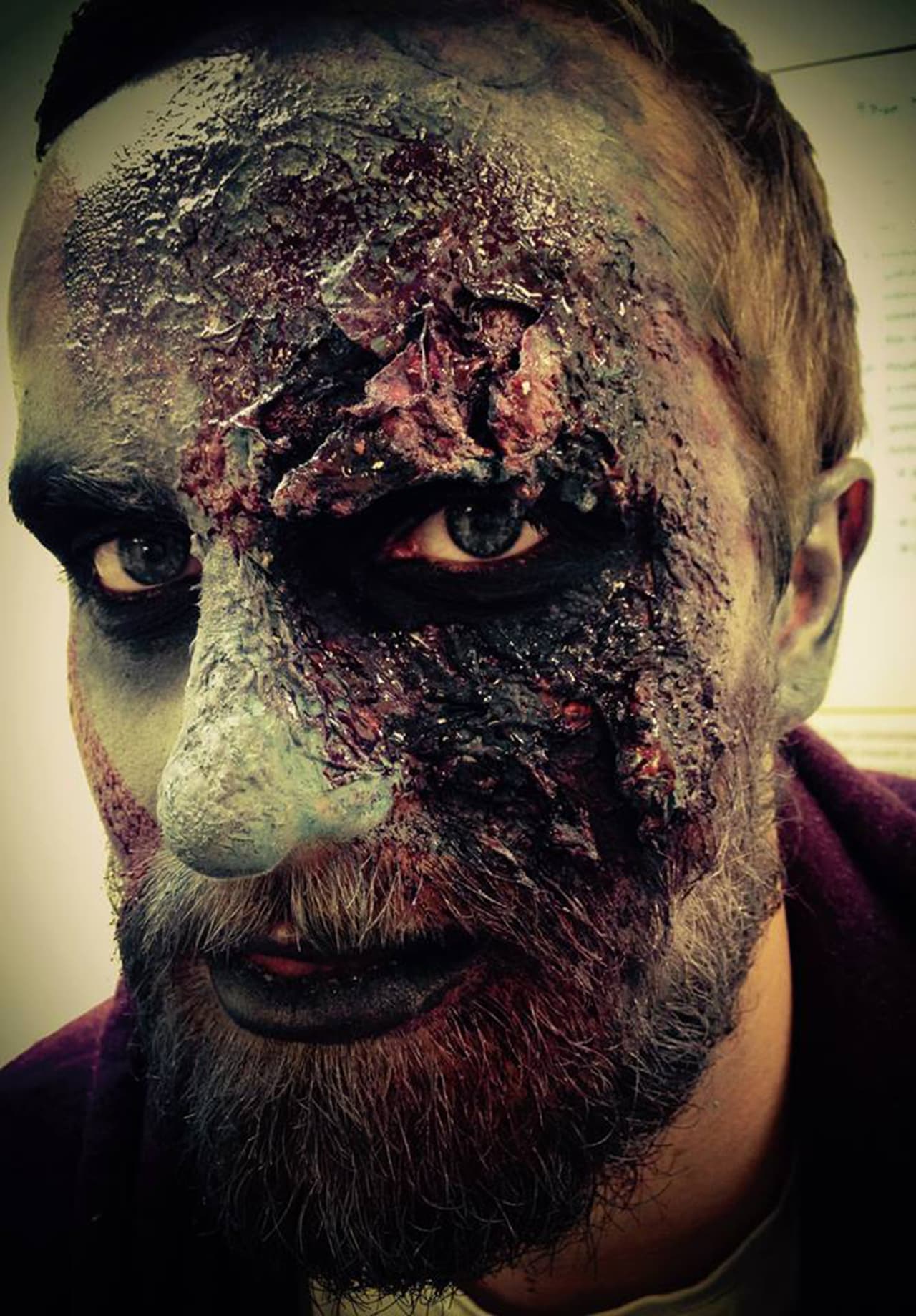 Ella es una experta en crear zombis, espectros y brujas sobre su rostro y el de otros.