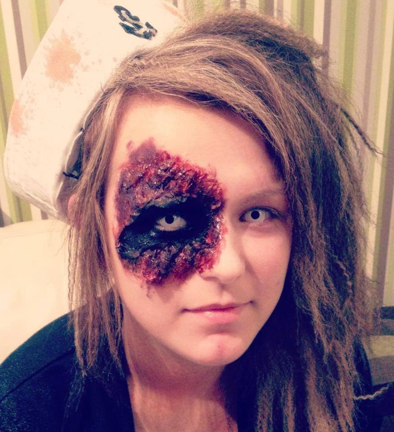 A pesar de lo horribles y tenebrosos que lucen, ¡Rachael admite que no es una versada maquillista!