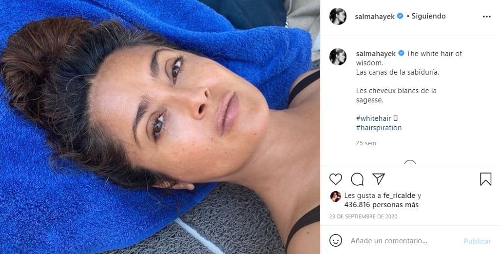 El 23 de septiembre pasado mostró los colores de su cabellera. Acompañó esta fotografía en la que se aprecian algunos cabellos blancos con el siguiente texto en inglés, español y francés: "Las canas de la sabiduría".