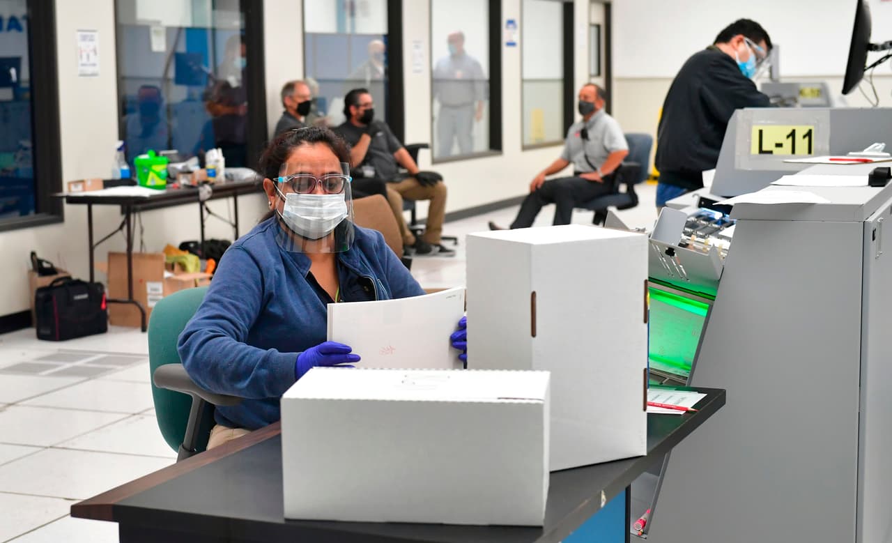Mientras tanto aun cientros de trabajadores en el condado de Los Ángeles se mantienen contando los votos de las elecciones del 3 de noviembre.
<br>