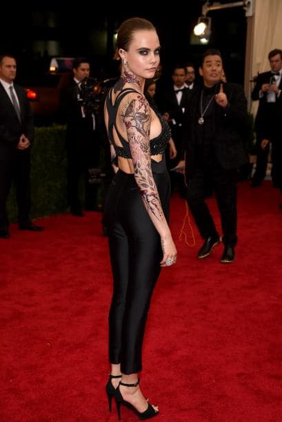 Pero para ser una de las modelos más solicitadas la señorita no parecía estar muy complacida, va de Cara, Delevigne.