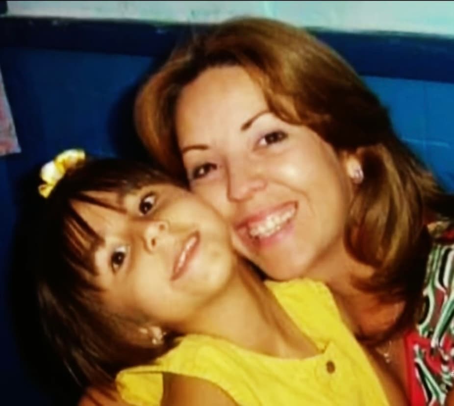 Karla Pons recuerda el día que los doctores en su natal 
<a href="https://www.univision.com/temas/venezuela">Venezuela</a> le dijeron que su pequeña Carhen tenía una escoliosis y cómo de a poco 
<b>comenzó a ver que se desviaba su columna vertebral. </b>
<br>