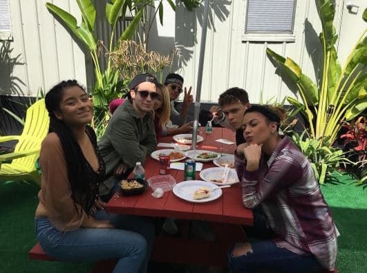 En las largas jornadas de ensayos siempre queda espacio para compartir durante las comidas.