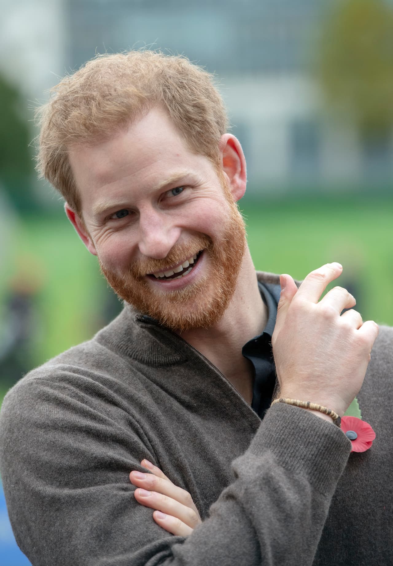 Sin embargo, 
<b><a href="https://www.univision.com/famosos/un-mensaje-navideno-de-los-duques-de-sussex-no-le-gusto-a-varios-britanicos-y-meghan-markle-podria-ser-la-culpable-fotos">el duque de Sussex reapareció</a></b> para mandar un mensaje navideño a los niños de la asociación Scotty's Little Soldiers.
<br>