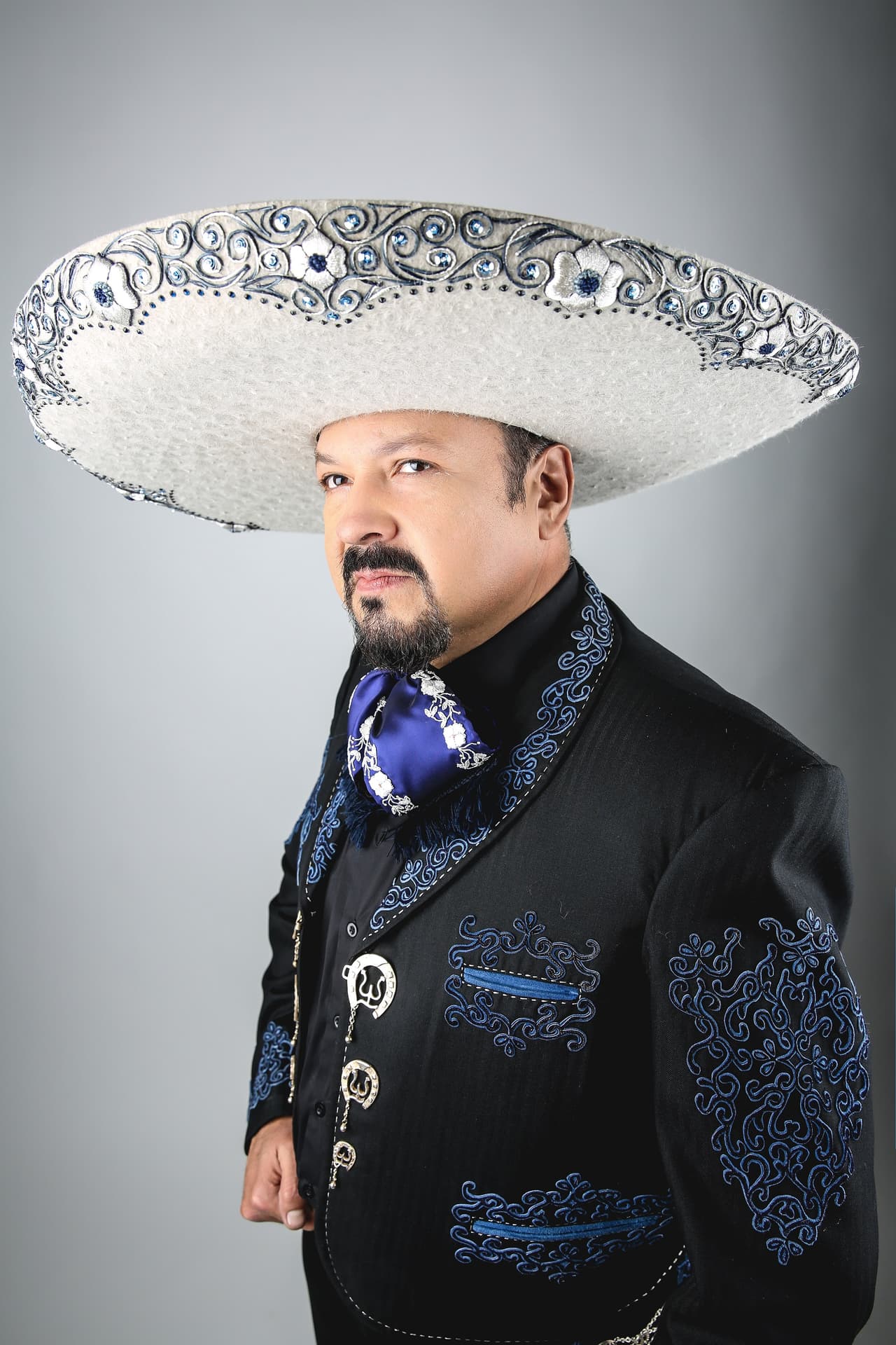 Pepe Aguilar será otra de las voces que resonarán con fuerza en Premio Lo Nuestro 2019. Cantará uno de sus 'hits' durante la ceremonia.