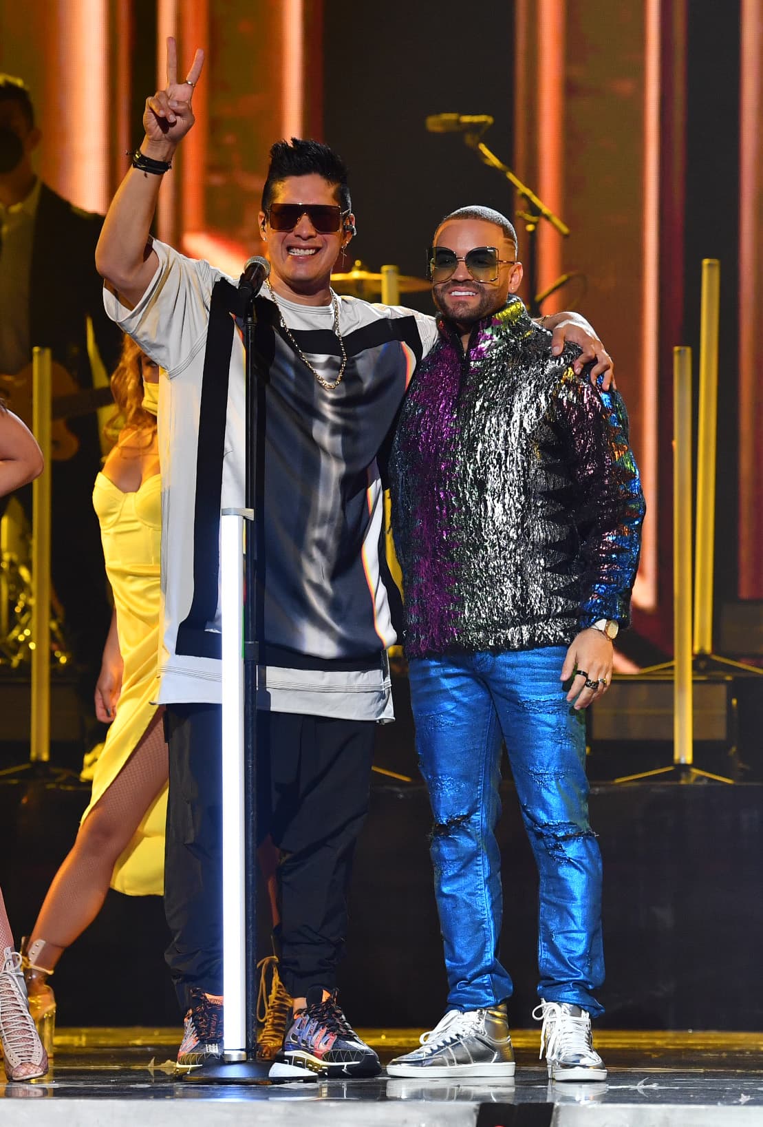 Uno de los momentos más emotivos de la noche fue el reencuentro de
<b><a href="https://www.univision.com/shows/premios-juventud/chino-y-nacho-se-juntan-de-nuevo-y-reviven-sus-mejores-temas-en-premios-juventud-video" target="_blank">Chino & Nacho</a></b>.