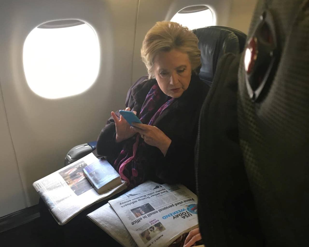 <b>Día 43/ Marzo 3. </b>La excandidata presidencial demócrata 
<a href="https://www.univision.com/temas/hillary-clinton">Hillary Clinton</a> fue detectada en un vuelo comercial en el momento en que leía la portada del USA Today en su edición del viernes, en la cual destaca la noticia del uso de un servidor privado de correo electrónico por parte de el vicepresidente 
<a href="https://www.univision.com/temas/mike-pence">Mike Pence</a> cuando fue gobernador de Indiana. La ironía de la imagen es que precisamente por el uso de un 
<b><a href="https://www.univision.com/noticias/politica/la-ironia-politica-hillary-clinton-lee-la-noticia-sobre-el-uso-de-correo-electronico-privado-de-mike-pence">correo privado cuando fue secretaria de Estado, Hillary Clinton fue sometida la escrutinio continuado de comisiones del Congreso estadounidense</a></b>, donde se sospechó que puso en peligro la seguridad del país.
