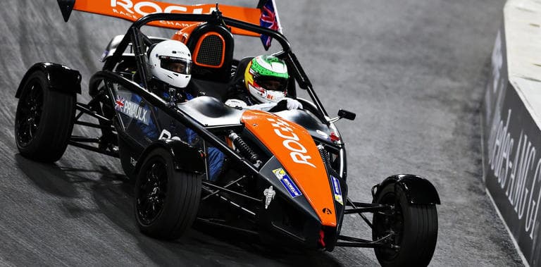 Otro modelo que ya ha participado en varias ediciones de la Race Of Champions es el 
<b><a href="http://www.univision.com/organizaciones-ariel">Ariel</a></b> 
<b>Atom</b> 
<b>Cup</b>: sigue con la tendencia de esta carrera, de coches livianos y potentes, bien ágiles para las curvas. La organización lo define como el auto “más monoplaza” de todos los que participan.