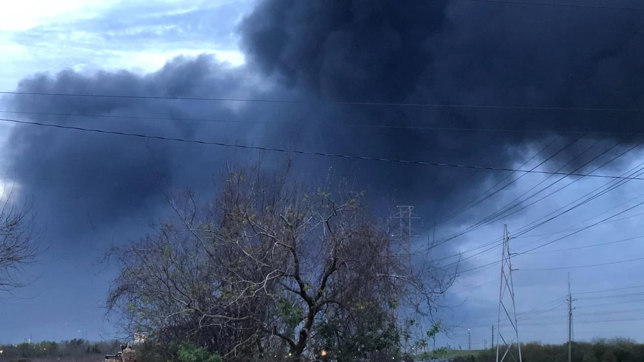 El Departamento de Salud del condado Harris está 
<a href="https://twitter.com/hcphtx/status/1107497506458517504" target="_blank">advirtiendo </a>que la exposición a los químicos liberados por la combustión puede causar efectos adversos para la salud. Los síntomas más comunes cuando se está expuesto a estas sustancias son tos, dificultad para respirar, y también ardor, enrojecimiento e irritación en ojos, nariz y garganta. Las personas además pueden experimentar dolor de cabeza, náuseas y mareos.